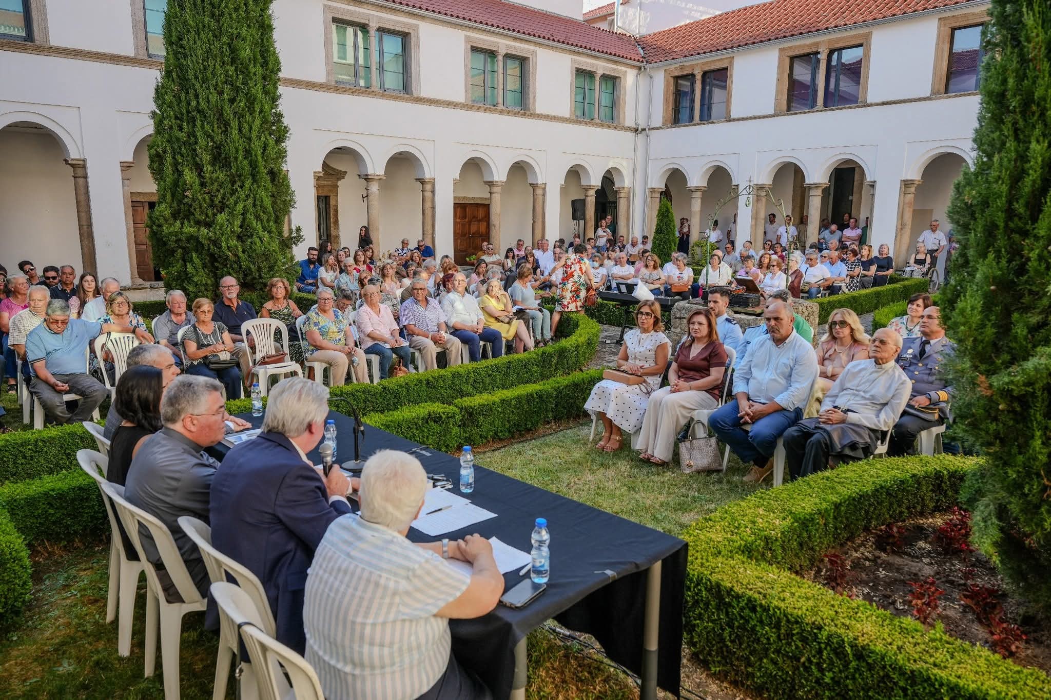Apresentação do livro nos claustros da igreja da Sé