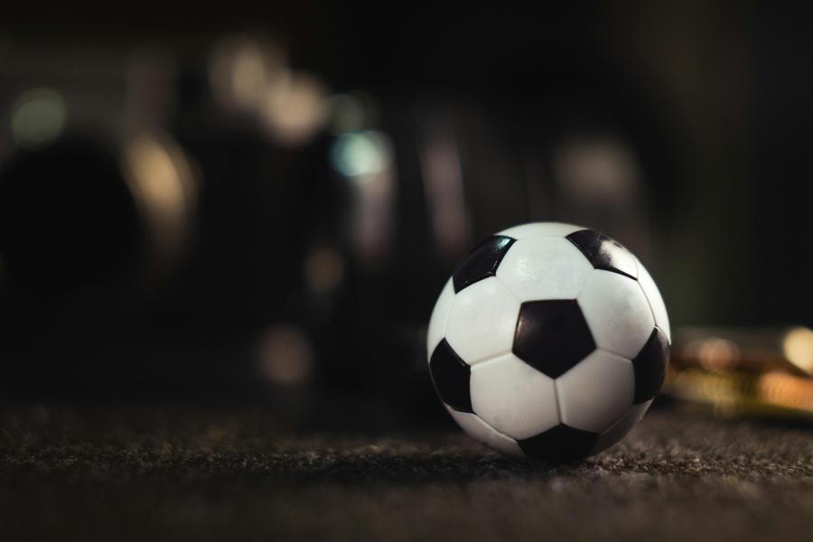 https://unsplash.com/pt-br/fotografias/bola-de-futebol-branca-e-preta-na-areia-preta-JP0qiWQzjrg