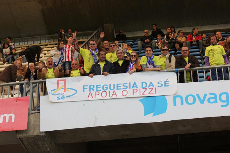 Comitiva brigantina no estádio Riazor, na Corunha